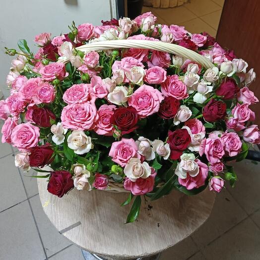 Корзина с розами кустовыми
