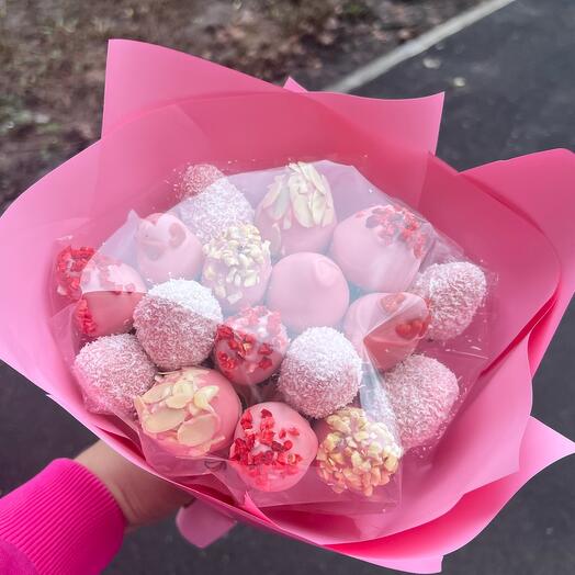 Розовый букет из клубники в шоколаде