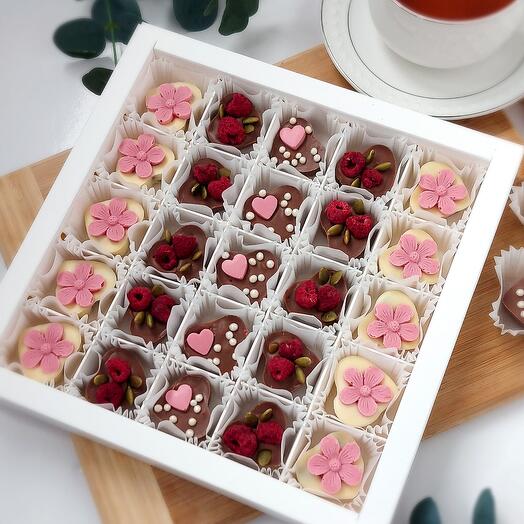 Набор конфет из молочного и белого шоколада с сублимированными ягодами, грецким орехом и клюквой(арт 57)