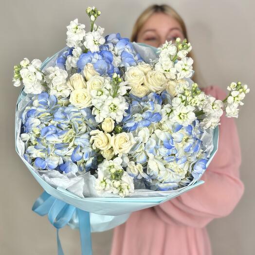 Hortensia azul, rosa de arbusto blanco y mattiola