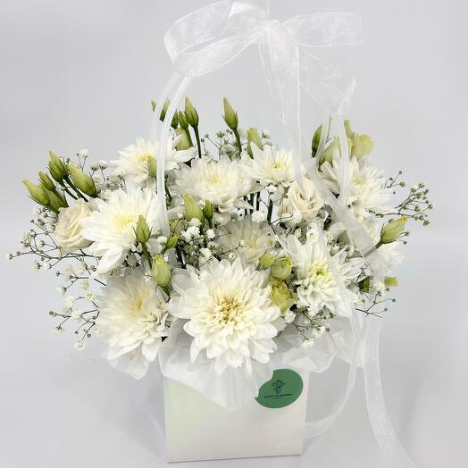 Composición en el bolso "cuento de hadas blanco como la Nieve" de crisantemo arbusto, gypsophila y Lisianthus
