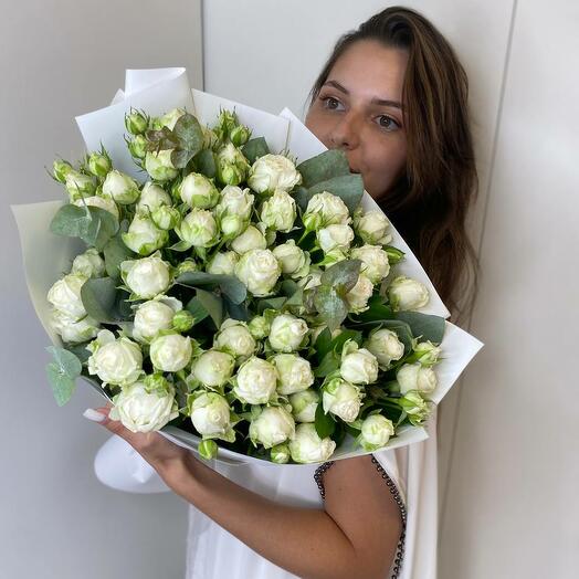 Большой букет с эвкалиптом и пионовидными кустовыми белыми розами