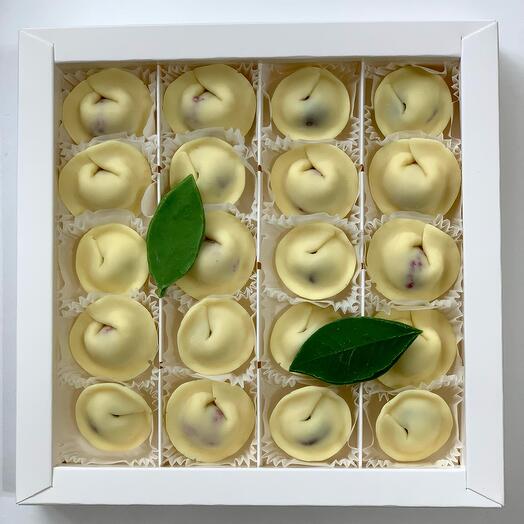 Шоколадные пельмени с малиной, клюквой, фундуком