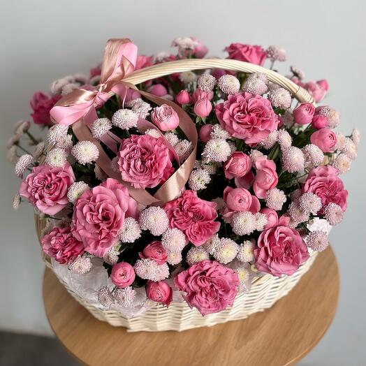 Корзина с хризантемами и пионовидными розами
