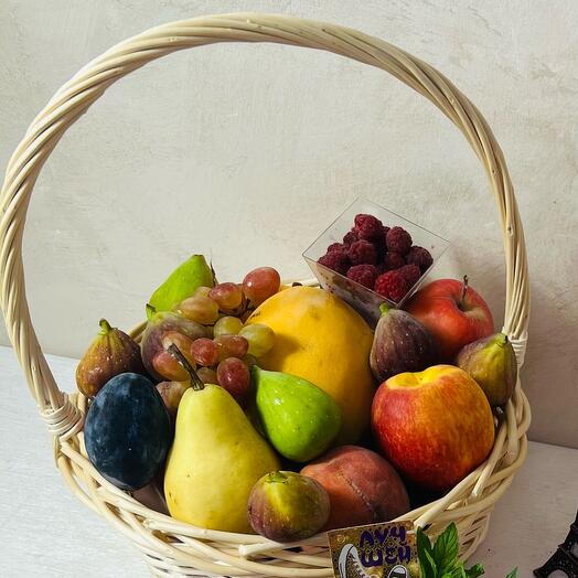 Корзина с фруктами