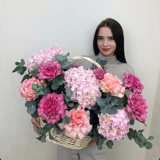 Авторская композиция в корзине