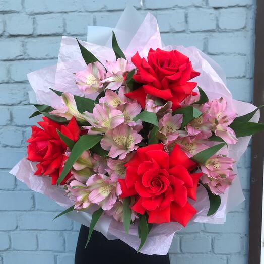 Букет с алыми французскими розами и альстромериями