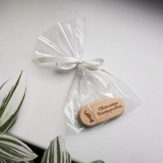 Флешка учителю именная из дерева 32 ГБ