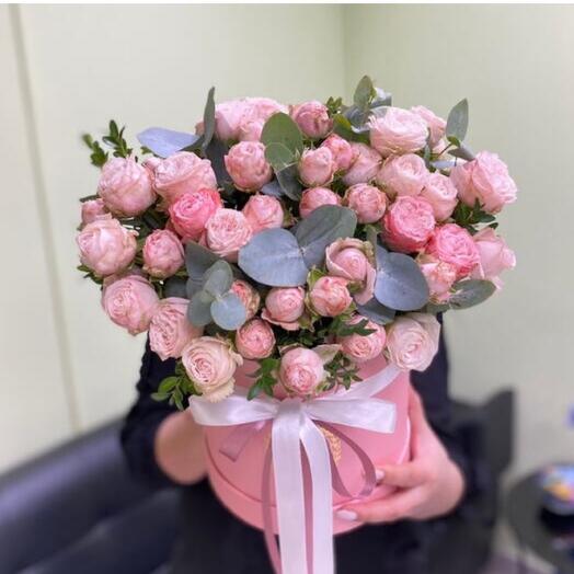 Кустовые розы в коробке