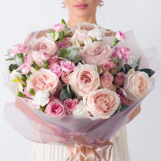 Букет пионовидная Роза с кустовыми розами