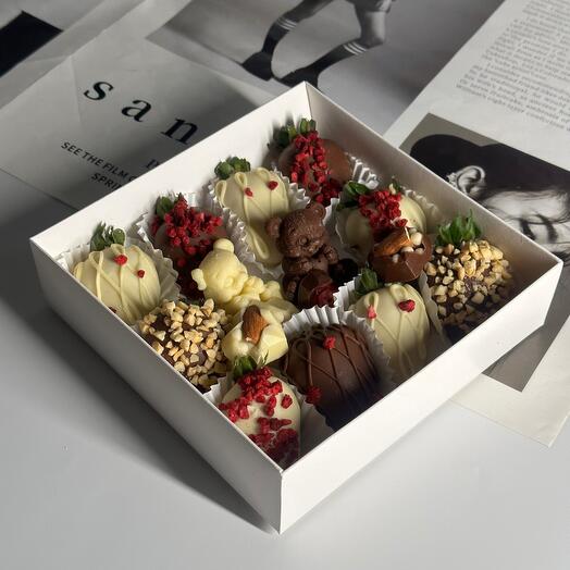 Клубника в шоколаде LOVE BOX с шоколадными мишками (10 ягод)