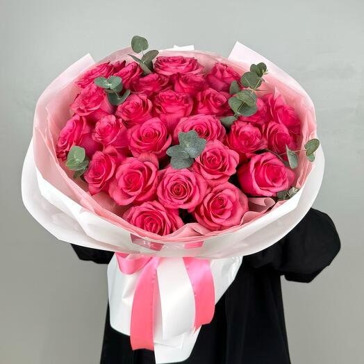 Букет из 25 малиновых роз с эвкалиптом