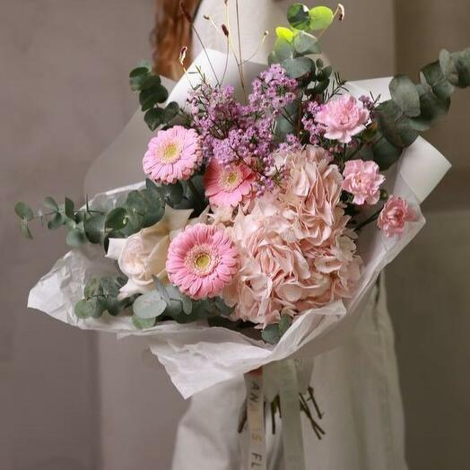 Авторский букет из нежной гортензии