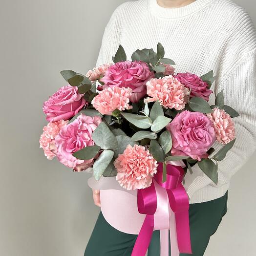 Розовая пионовидная роза и гвоздика в коробке (D152)