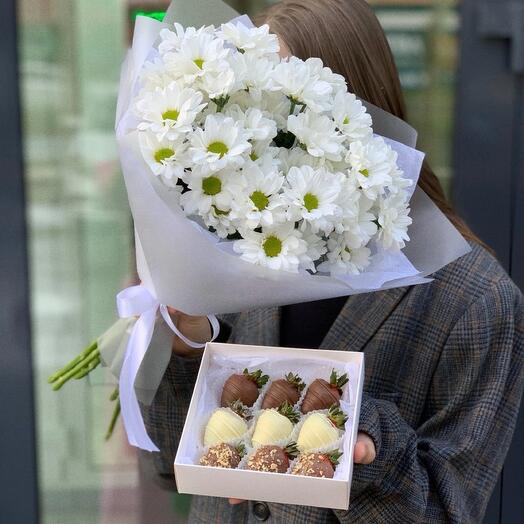 Клубника в шоколаде и букет Комбо S
