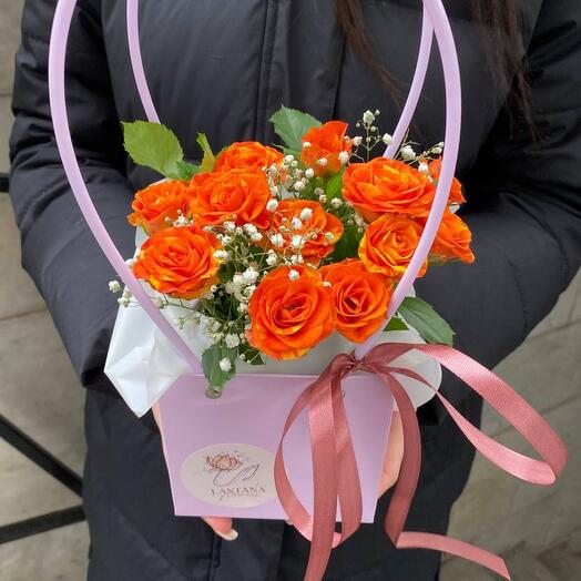 Кустовые розы и гипсофила в сумочке «Фанта»