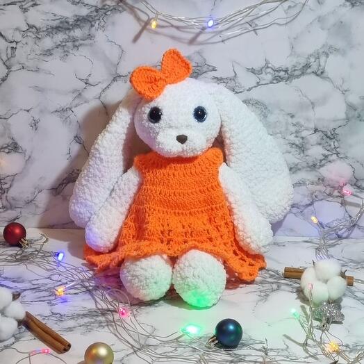 Вязаная игрушка зайчик из плюшевой пряжи