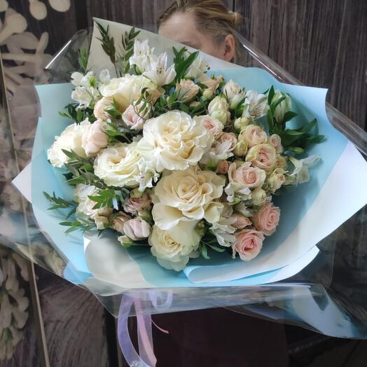 Букет из белых роз, кустовых роз и альстромерии