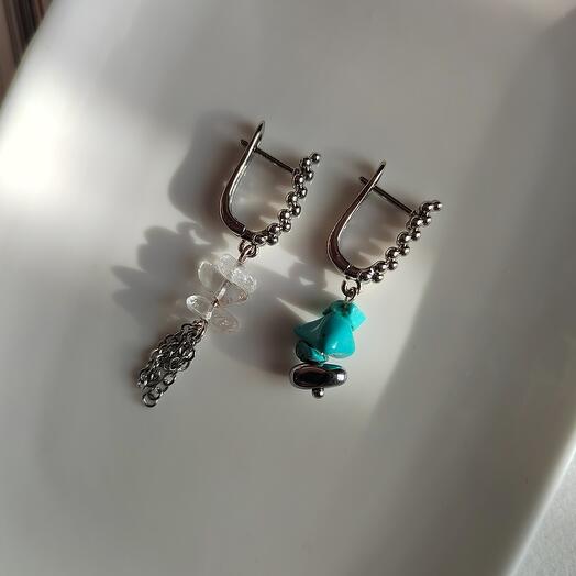 Серьги из говлита, гематита и горного хрусталя
