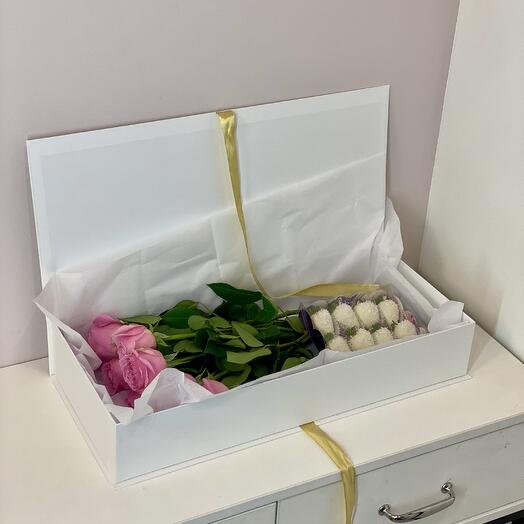 Цветы в коробке клубника в шоколаде Подарок (9-12🍓)