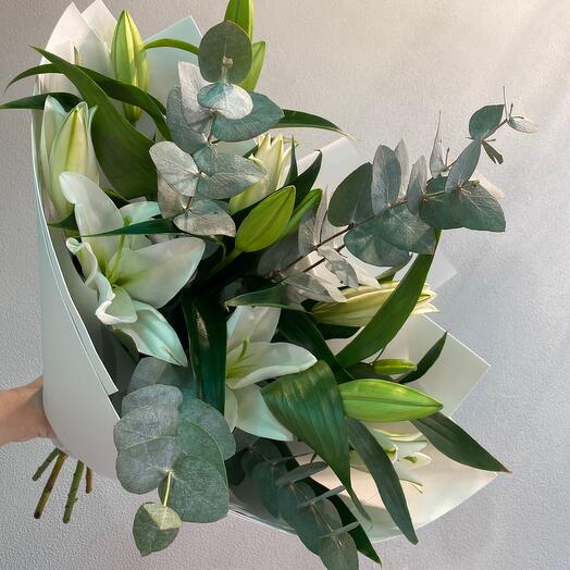 Букет из лилии и эвкалипта