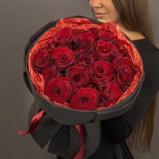 Фирменный букет магазина из красных эквадорских роз "Красные в чёрном"