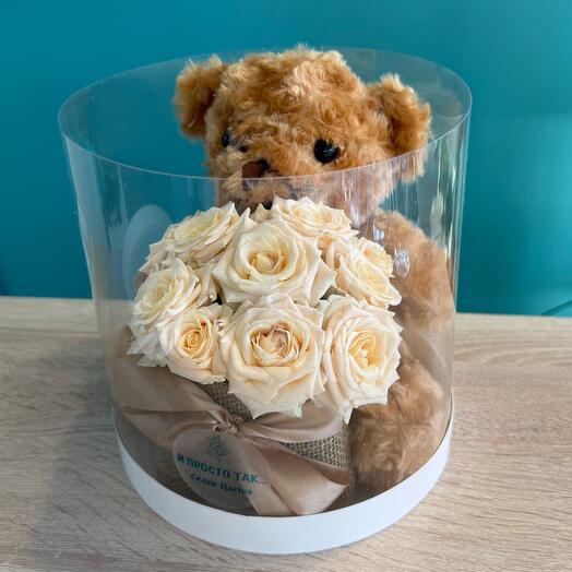 Tubo con oso de peluche y rosas de arbusto