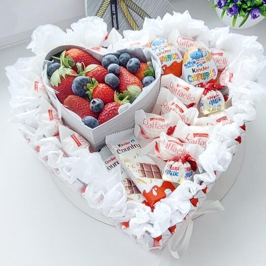 Сладкий бокс со свежими ягодами