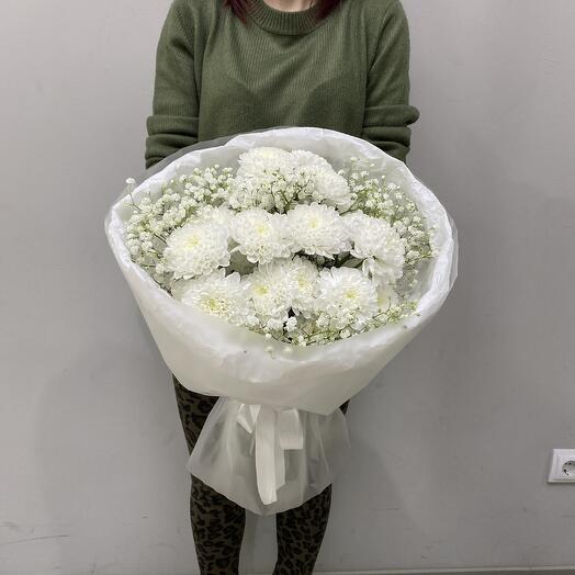 Un ramo de crisantemo de arbusto blanco y gypsophila "una brisa Ligera"