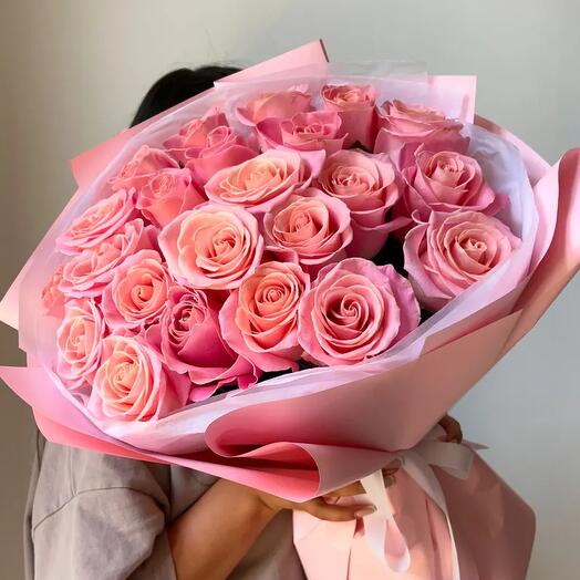 25 розовых роз