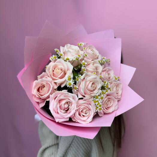 Bouquet of 11 delicate pink roses and chamomile bushes