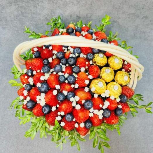 Корзина с клубникой и Ферреро