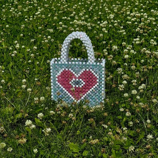 Сумка блестящая из акриловых бусин с сердцем праздничная The heart s eye