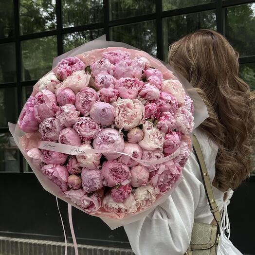 Букет из 51 пионов