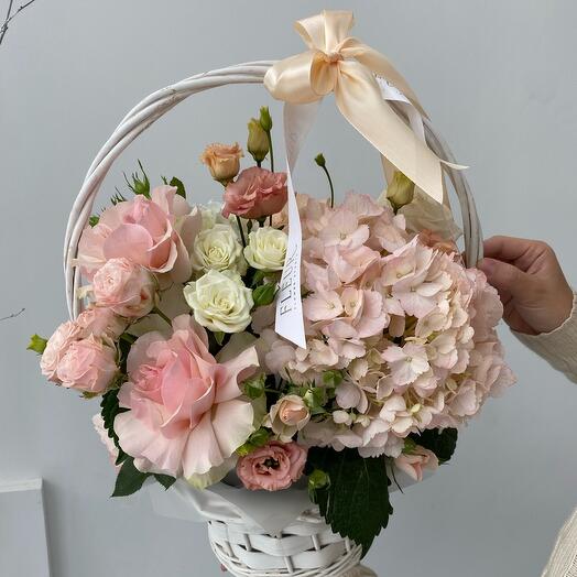 Милая корзинка с гортензиями и розами 💖
