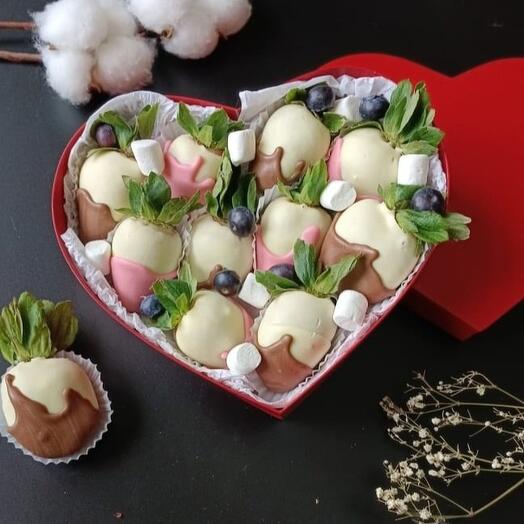 Киндер клубника в шоколаде в коробке сердце 3