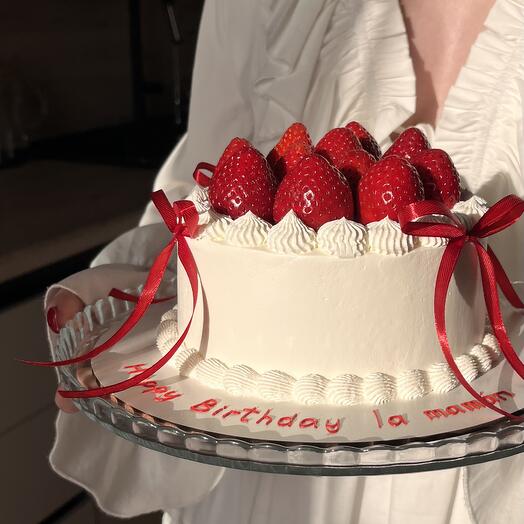 Торт с бантиками и клубникой