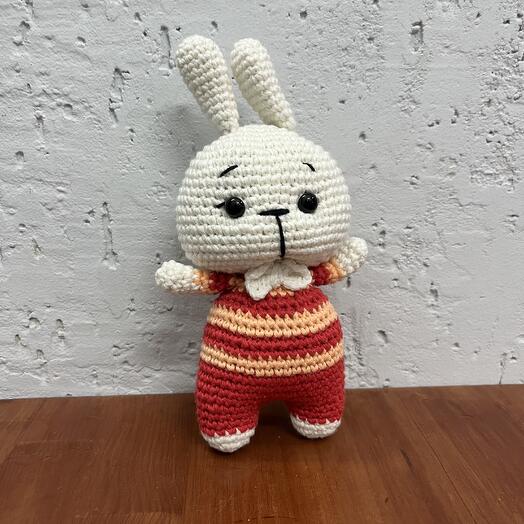 Вязаная игрушка «зайчик в красном костюме»