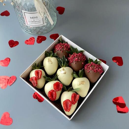 Клубника в молочном и белом шоколаде