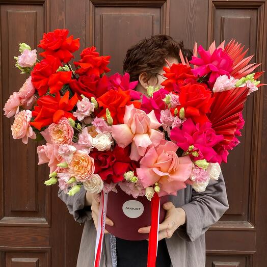 Цветы в коробке «Hearts and roses» (французские красные розы, кустовые розы, кустовая пион. роза)