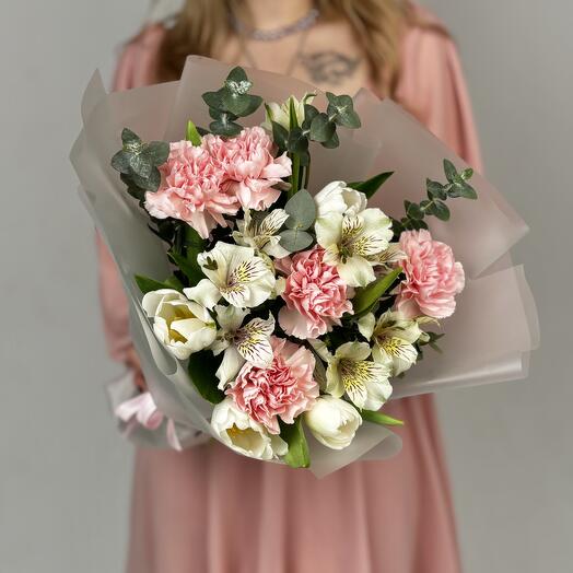 Bouquet with pink dianthus and white tulips