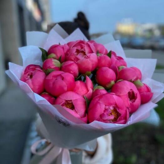 Букет из коралловых пионов