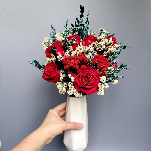 Букет из красных Роз Стабилизированных с голубыми Акцентами "Royal Ruby Bouquet" анти французские розы