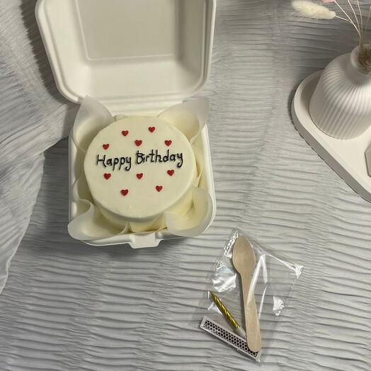 Бенто торт Happy Birthday с красными сердечками в ланч-боксе