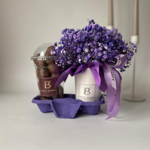 Цветы в коробке фиолетовые и клубника в шоколаде 💜