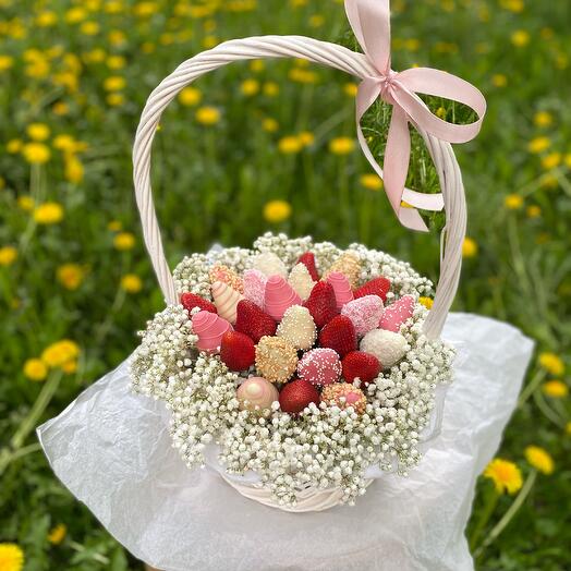 Корзиночка с гипсофилой и клубникой
