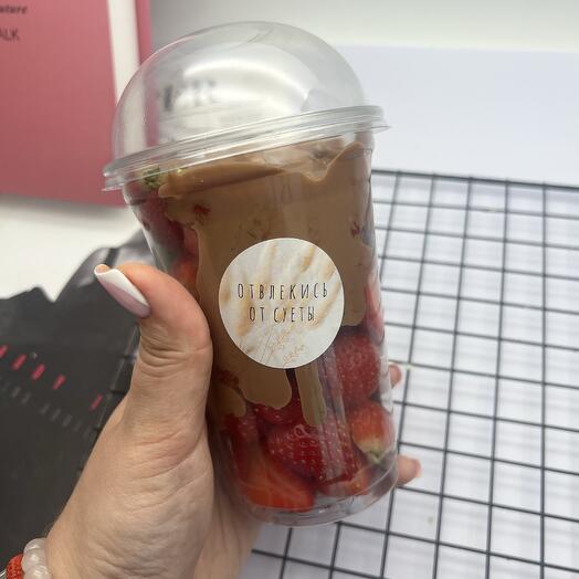 Большой Стаканчик с дубайской клубникой и молочным шоколадом
