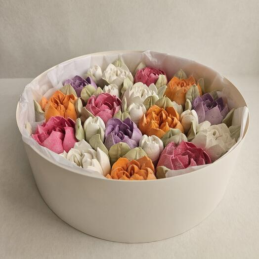 Зефирные тюльпаны микс  в круглой коробочке