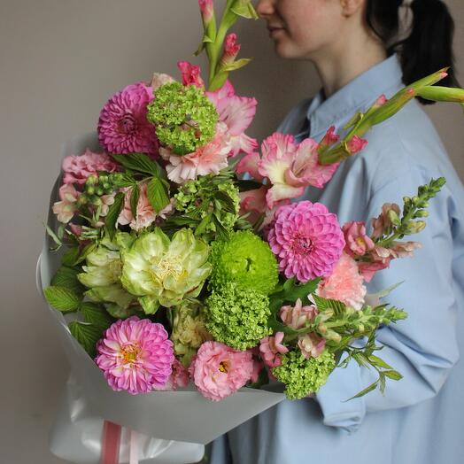 Букет с гладиолусами, антирринумом, розой Вегги, георгинами и вибурнумом