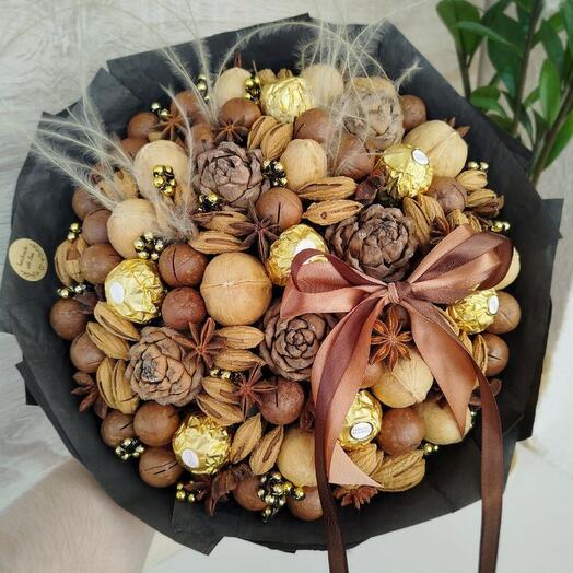 Стильный ореховый букет с конфетами Ferrero Rocher, кедровыми шишками, бантом и ковылём (L)